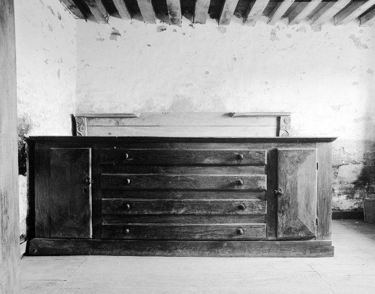 Meubles de sacristie : chasublier, placard, chapelle Saint-Gobrien (Saint-Servant-sur-Oust)