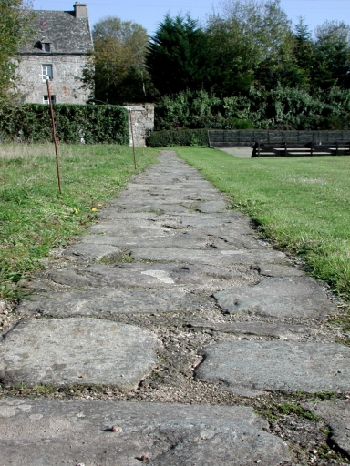 Route dit le pavé de saint Yves, place Jules Gros (Trédrez-Locquémeau)