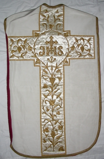 Ornement blanc 6 : chasuble, voile de calice, étole et bourse de corporal