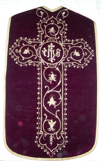 Ornement rouge 1 : chasuble, voile de calice, étole et bourse de corporal