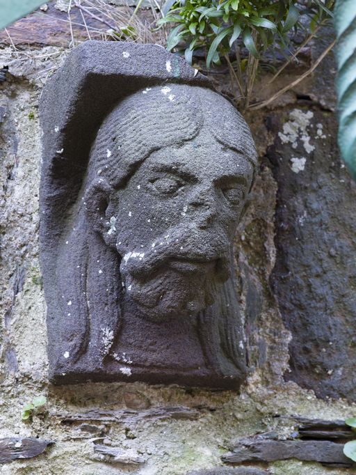 Ensemble de chapiteaux et modillons, église Saint-Gilles (Malestroit)