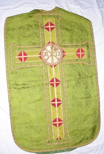 Ornement vert 2 : chasuble, voile de calice, étole et bourse de corporal