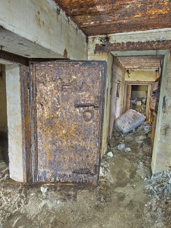 Vue du couloir d'entrée depuis le sud. Au premier plan à gauche, la porte étanche du magasin à munitions