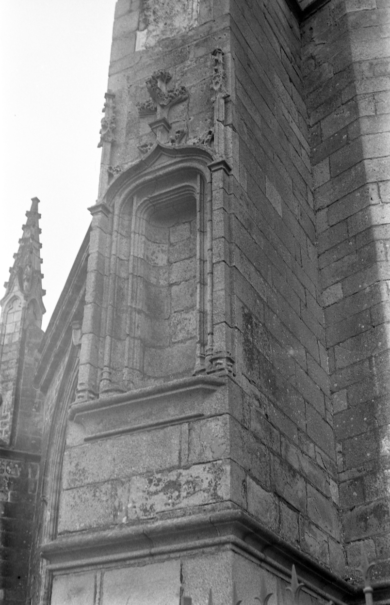 Basilique Notre-Dame-de-Paradis et ses abords, place Maréchal Foch (Hennebont)