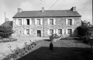 Presbytère, 2 place de l'église (Plusquellec)