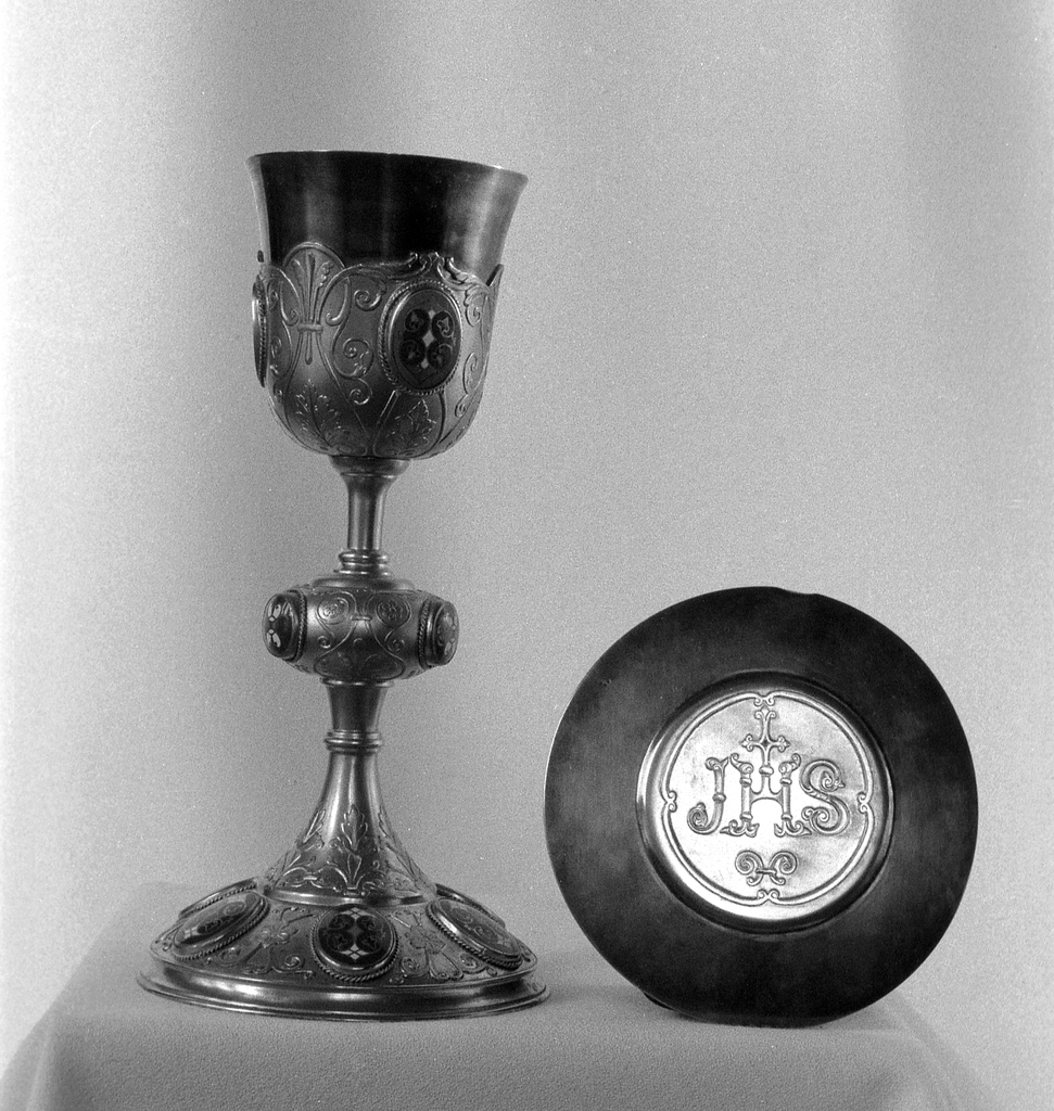 Calice, patène (2), église paroissiale Saint-Tugdual (Saint-Tugdual)