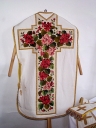 Ornement blanc 1 : chasuble, étole, manipule, bourse de corporal