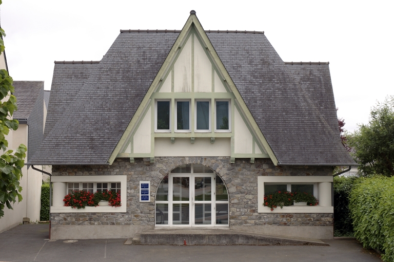 Dispensaire, actuellement cabinet médical, 20 avenue des Combattants (Loudéac)