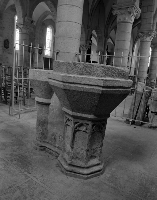 Fonts baptismaux, église paroissiale Saint-Paul (Paule)