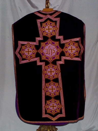 Ornement violet : chasuble, étole, voile de calice