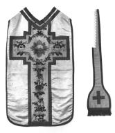 Ornement blanc : chasuble, étole, manipule, chapelle Saint-Julien, Le Bois du Gué (Saint-Servant-sur-Oust)