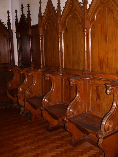 Décor de choeur : lambris de demi-revêtement, 2 bancs de choeur, 2x4 stalles, 2x3 stalles