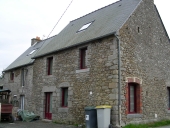 Alignement de maisons, les Crouées (Le Tronchet)