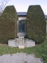 Architecture funéraire et commémorative, cimetière et monument aux morts sur la commune de Longaulnay