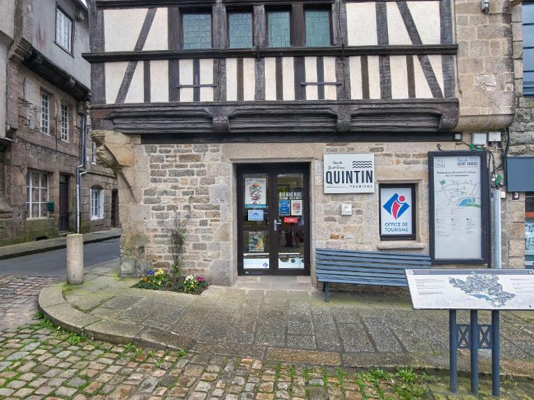 Ancien hôtel Poulain, actuellement office de tourisme, 6 place 1830, 13 rue au Lait (Quintin)