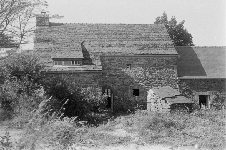 Ancienne ferme (maison de maréchal-ferrant ?), Kerelcun (La Feuillée)