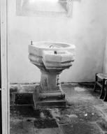 Fonts baptismaux (cuve baptismale à infusion), église paroissiale Saint-Eloi (Mespaul)