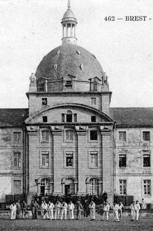 Séminaire des Jésuites (jusqu'en 1762) puis caserne de la Marine puis hôpital (1776-1834) puis caserne puis établissement des Pupilles de la Marine (1863-1883) puis caserne Guépin (détruite), Quartier intra-muros de la rive gauche (Brest)