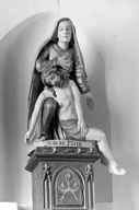 Groupe sculpté (d'applique, petite nature) : Vierge de Pitié, église paroissiale Saint Corentin (Glomel)