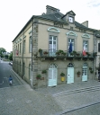Les mairies, perceptions, halles, postes, gares, gendarmeries, monuments aux morts, cimetières et châteaux d'eau sur la commune de Dol-de-Bretagne