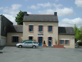 Mairie, écoles et monuments aux morts sur la commune de La Chapelle-Thouarault
