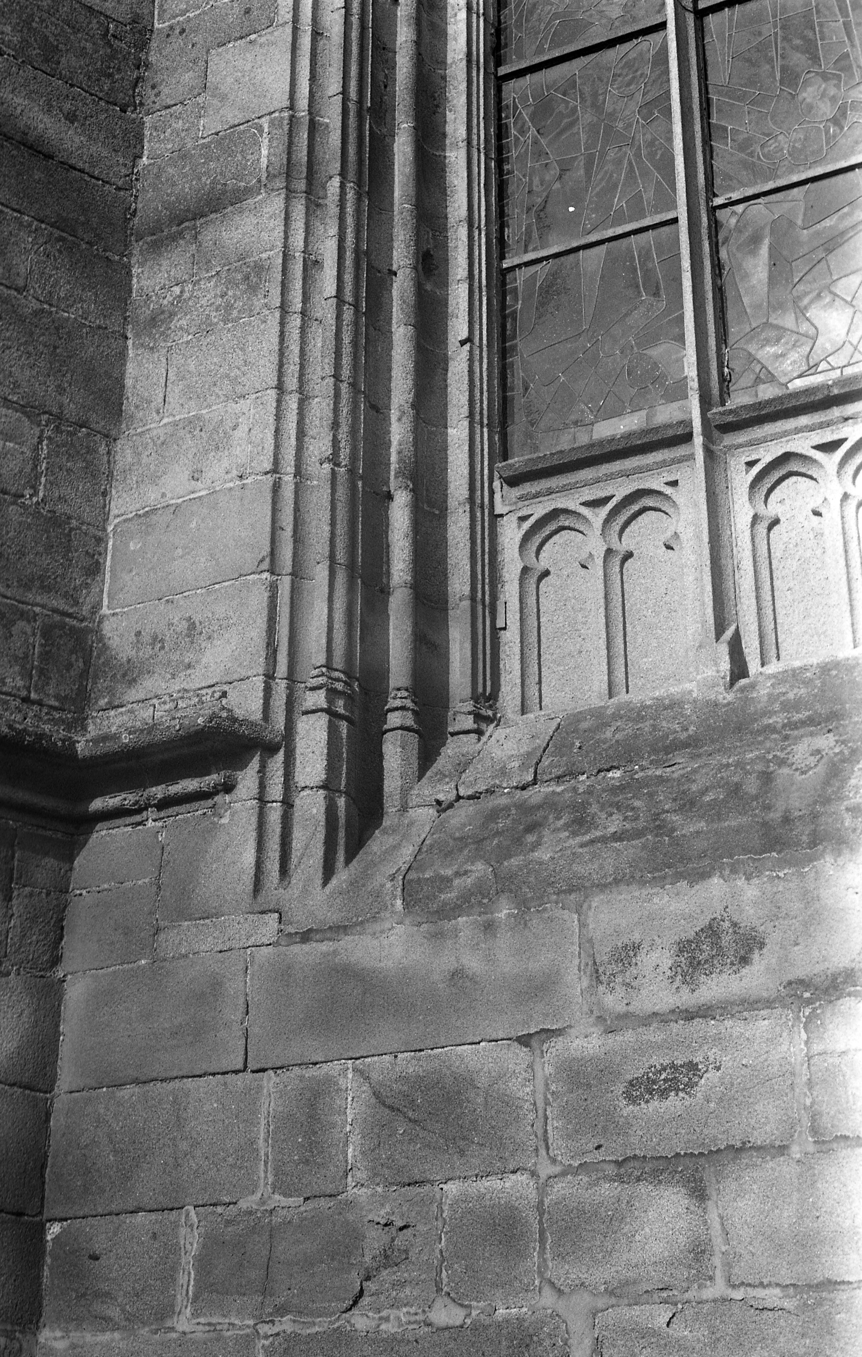 Basilique Notre-Dame-de-Paradis et ses abords, place Maréchal Foch (Hennebont)