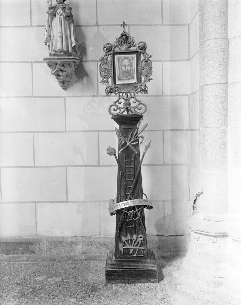 Objet de dévotion encadré, Instruments de la Passion, église paroissiale du Sacré-Coeur (Pont-Scorff)