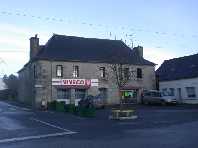Maison, 8 place du Champ de foire (Saint-Caradec)