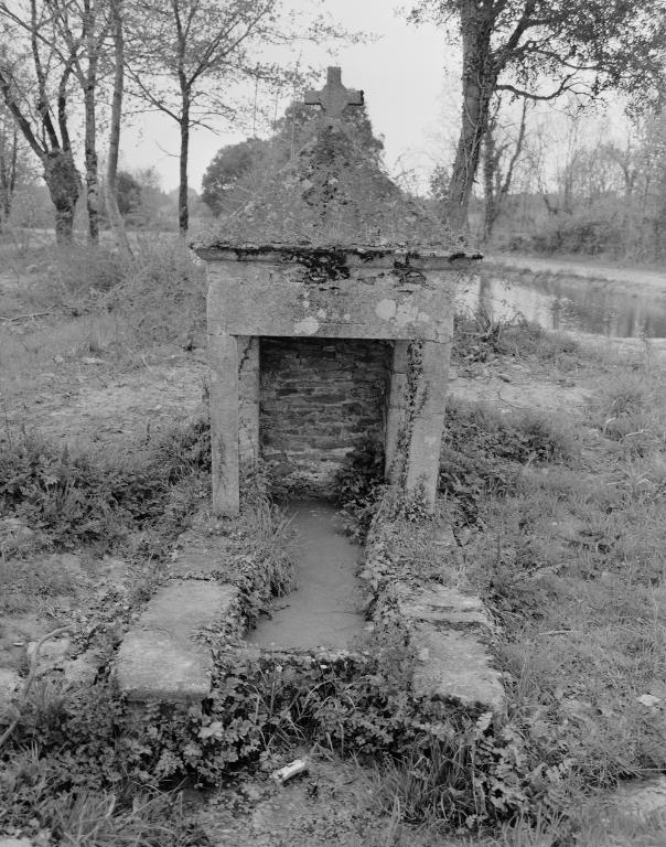 Fontaine dite fontaine du bas du bourg, rue Clos Forne (Le Hézo)
