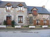 Alignement de maisons, la Roussaie (Miniac-Morvan)