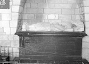 Tombeau des ducs Jean II et Jean III de Bretagne, église Saint-Armel (Ploërmel)
