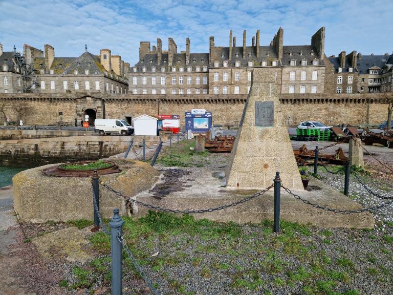 Vue générale. Le monument commémoratif dédié aux marins Terre-Neuvas est implanté sur la dalle de couverture du bunker