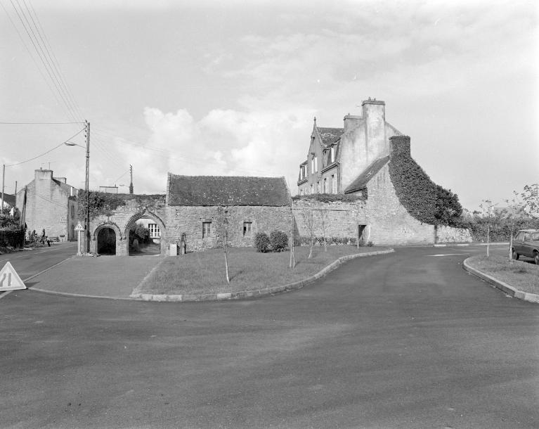 Portail de presbytère, 10 Rue Abbé Conan (Poullan-sur-Mer)