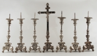 Chandeliers d'autel (6), croix d'autel, lampe de sanctuaire
