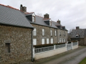 Alignement de maisons, les Champs Rouault (Saint-Pierre-de-Plesguen fusionnée en Mesnil-Roc'h en 2019)