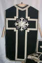 Ornement noir 3 : chasuble, étole, voile de calice, bourse de corporal (Maure-de-Bretagne fusionnée en Val d'Anast en 2017)