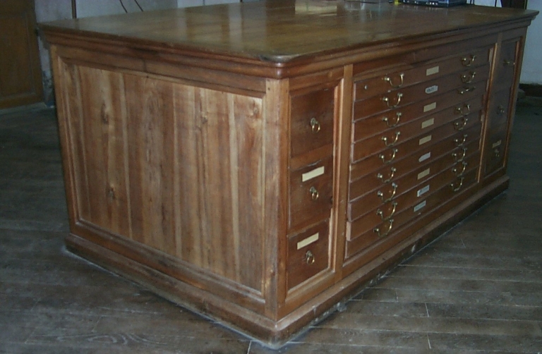 Ensemble des meubles de la sacristie : 2 chasubliers, 8 armoires de sacristie