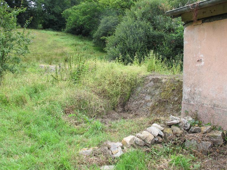 Mur de fuite à l'arrière de la maison de Trébihan