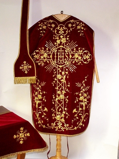 Ornement rouge : chasuble, voile du calice, étole