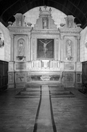Autel, retable, tabernacle, gradins d'autel (2) (maître-autel, retable architecturé à niche, tabernacle à ailes), église paroissiale Saint-Martin (Lassy)