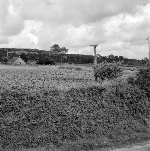 Croix monumentale, Croas Ru (Plomodiern)