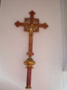 Ensemble 1 de 2 croix de procession et 2 hampes de procession : Christ en croix