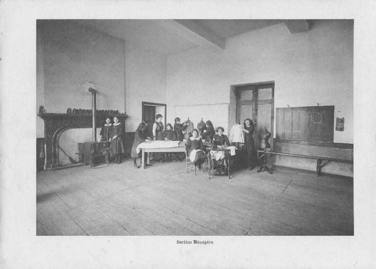 Couvent des Paulines puis des Ursulines, actuellement lycée Joseph Savina, rue Gambetta (Tréguier)