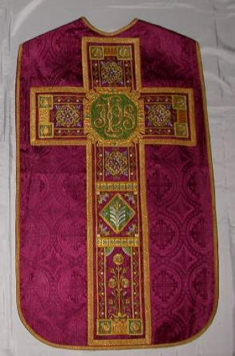 Ornement rouge 3 : chasuble, étole, manipule
