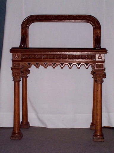 Fauteuil de célébrant, 2 tabourets d'église : ensemble 1