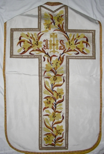 Ornement blanc 4 : chasuble, voile de calice, étole et bourse de corporal