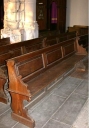 Ensemble de bancs de fidèles