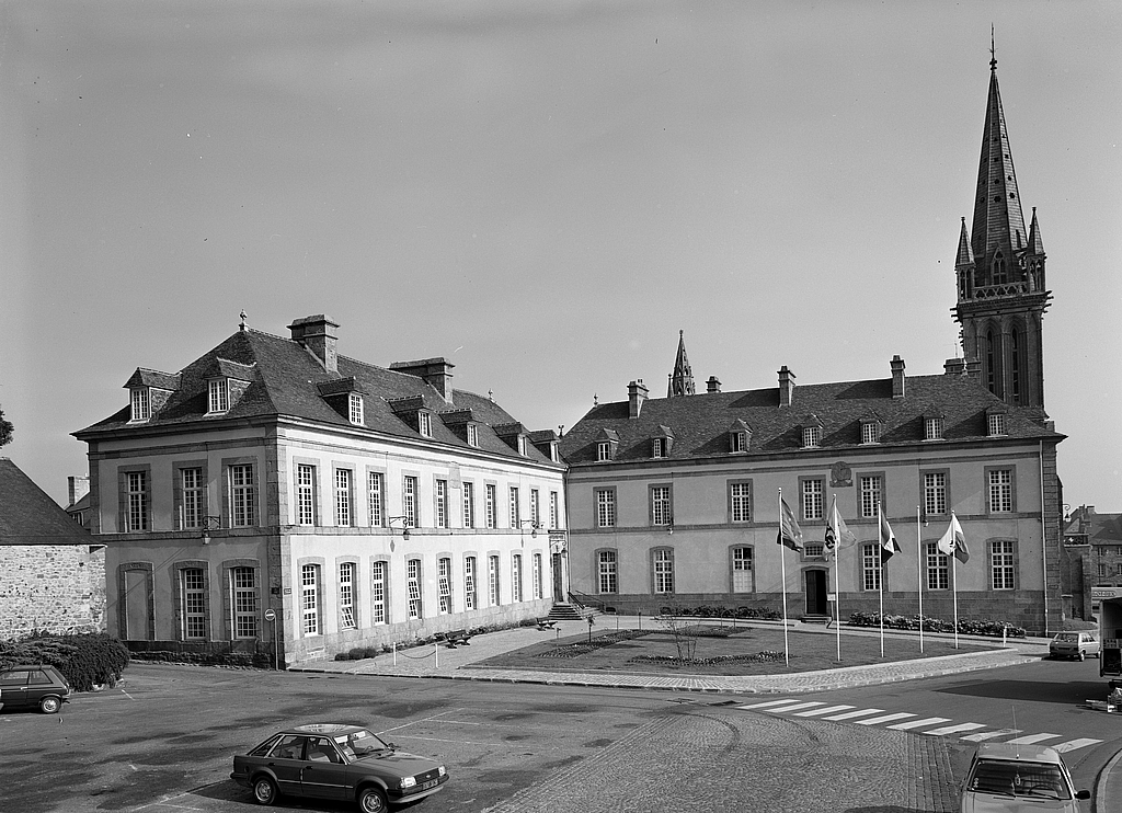 Ancien évêché (hôtel de ville), place de l'Evêché, rue de la Mairie (Saint-Pol-de-Léon)