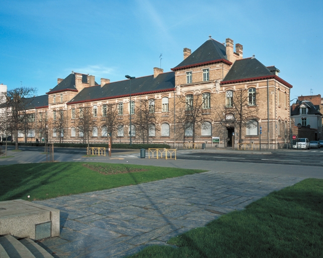 Ancienne école primaire, actuellement groupe scolaire Liberté, 8 et 10 boulevard de la Liberté ; 6, 8 rue des Carmes ; 36 rue Vasselot (Rennes)