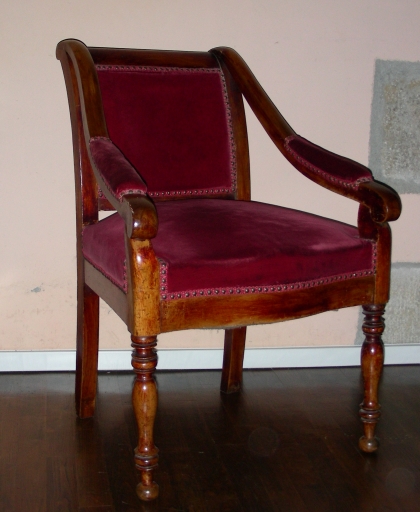 Chaise de célébrant et 4 tabourets de chantre